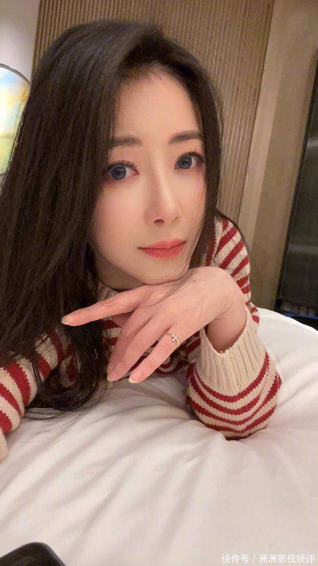 她是蒋勤勤同班同学，遭闺蜜横刀夺爱，后嫁小丈夫，51岁无儿无女