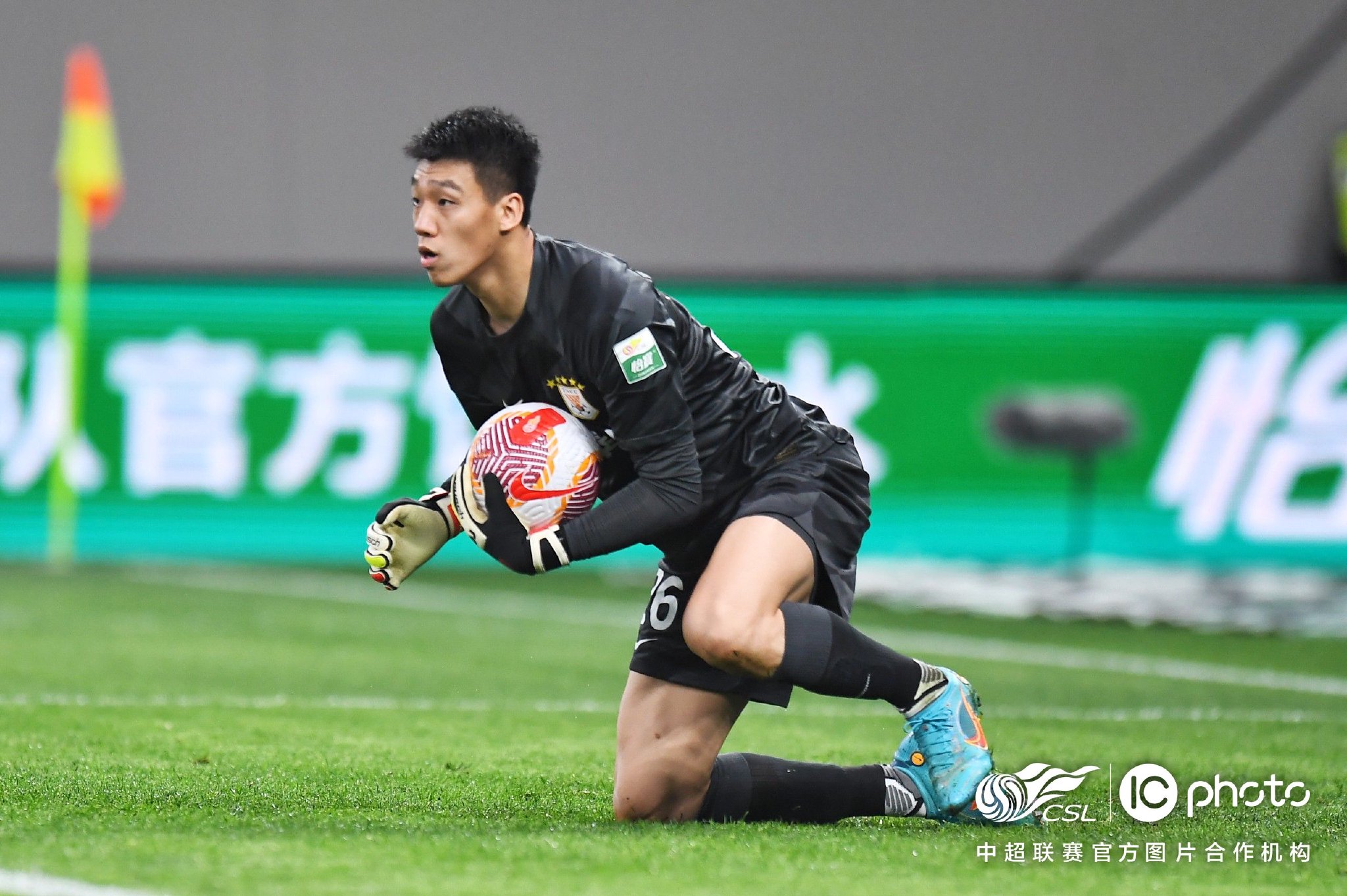山东泰山客场3-4上海海港