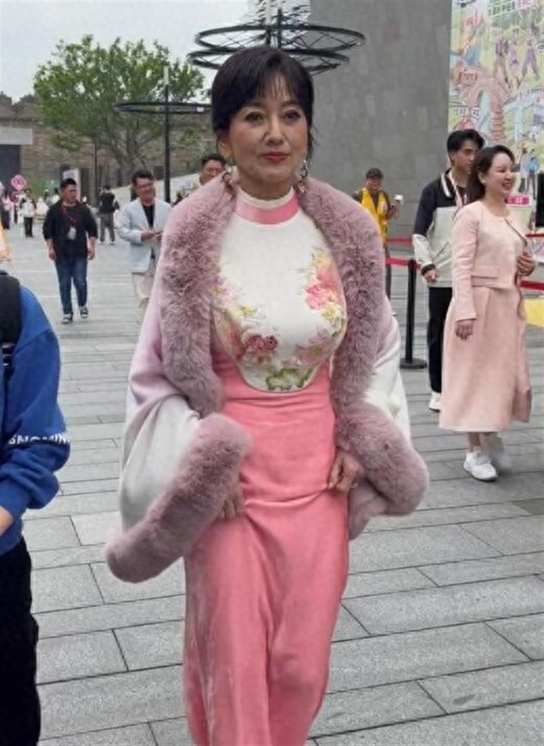 73岁的赵雅芝穿中式旗袍亮相海宁,身姿挺拔、冻龄状态引热议