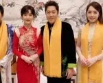 72岁赵雅芝现身黄帝故里拜祖大典，穿红色刺绣礼服仪态雍容，与蔡国庆献唱《黄帝颂》