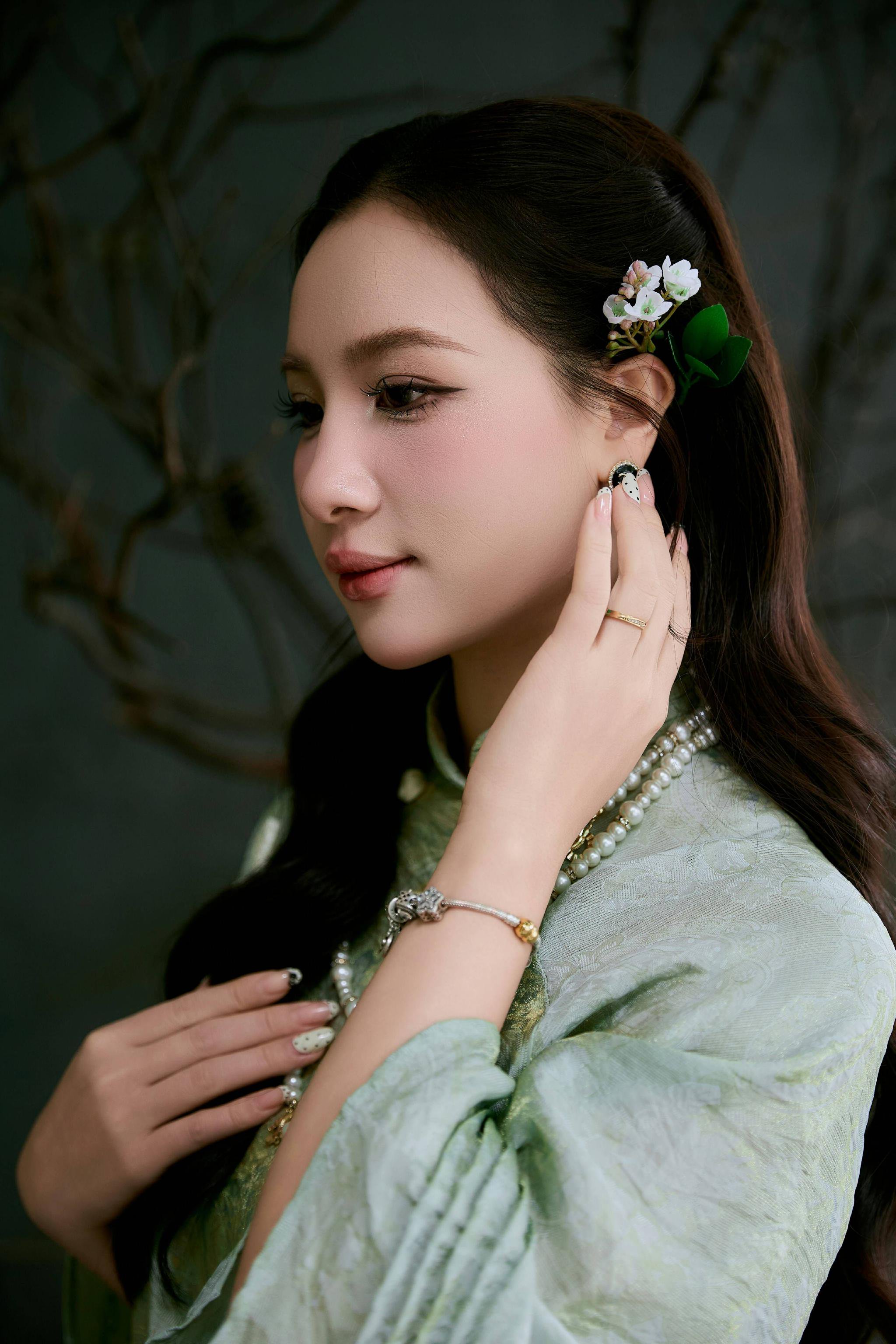73岁赵雅芝机场穿搭优雅,状态像少女,松弛感满分