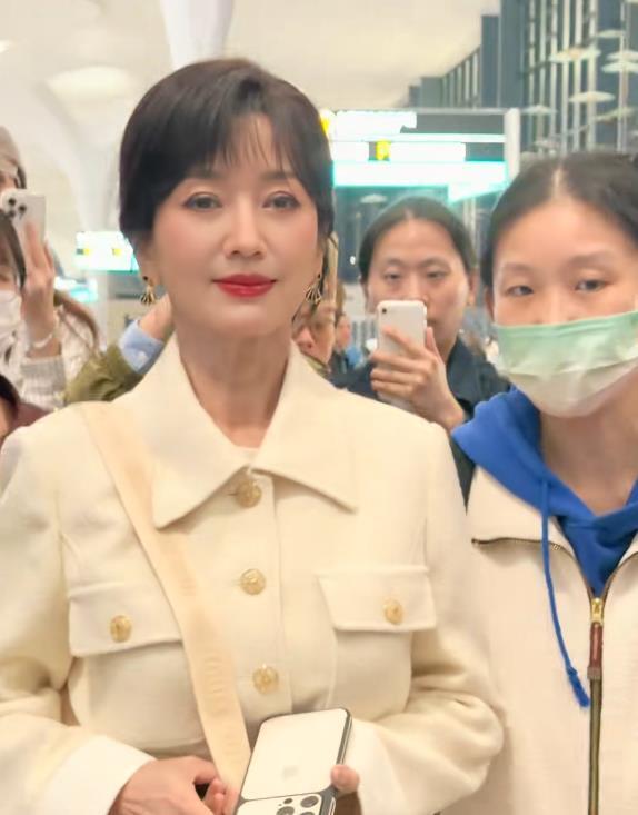 赵雅芝遭拥挤围堵，险些摔倒，发文报平安：“别担心，我没事”