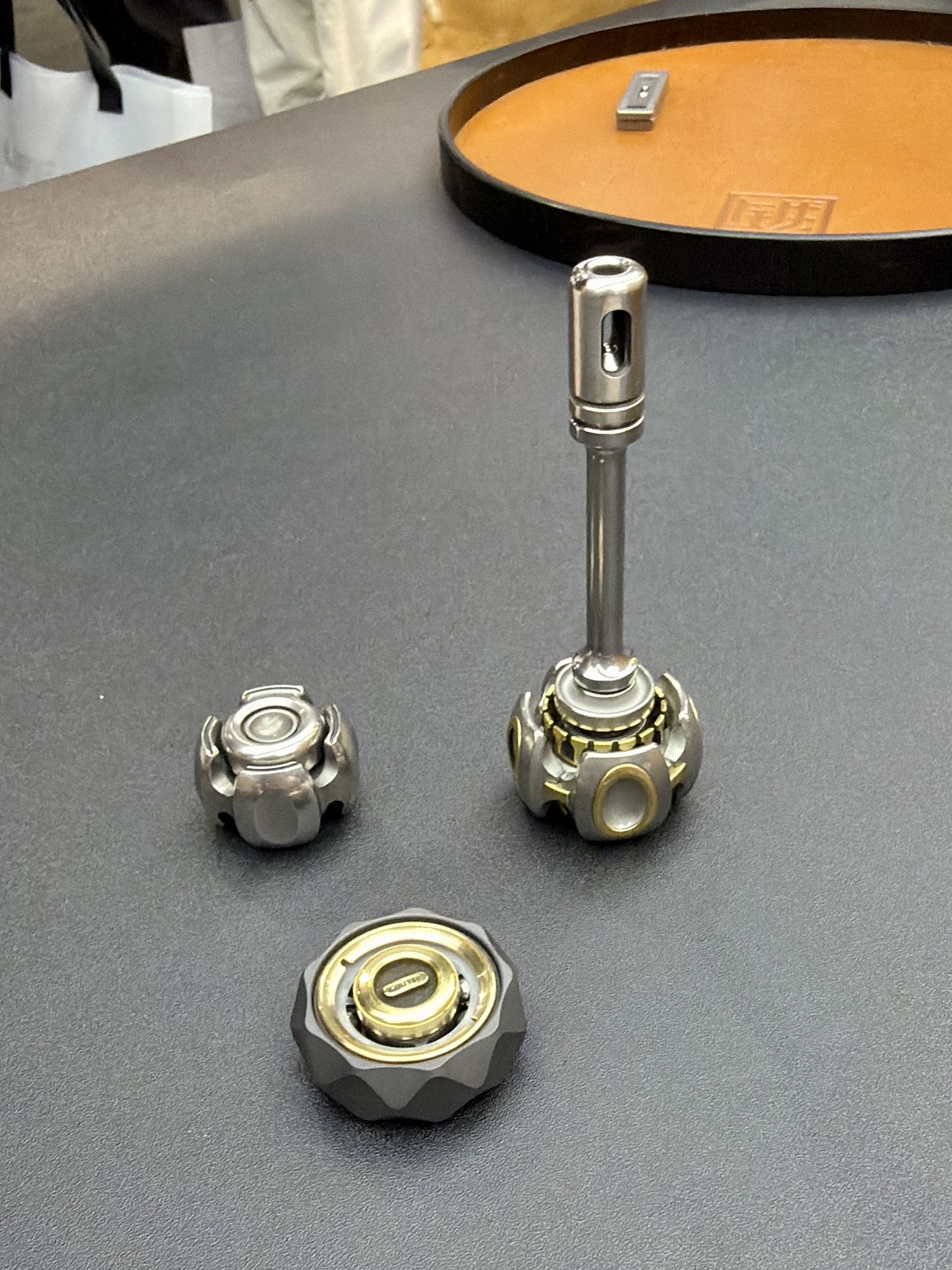 指尖陀螺就是EDC玩具的一種，價格從幾百元到上萬元不等。攝影/新京報貝殼財經記者俞金旻