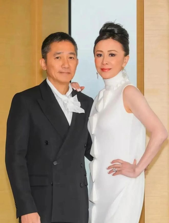 金像奖红毯：刘嘉玲梁朝伟恩爱同框，岁月淬炼甜蜜更浓