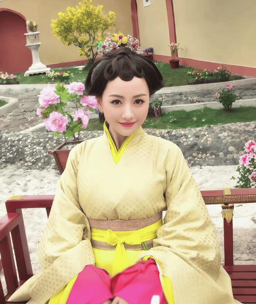 呀,杨蓉大方晒烫伤恢复照哦,她怎么看待脸上那点小疤痕呀?