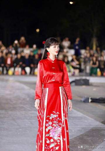 70岁赵雅芝一袭红色马面裙亮相，尽显东方之美