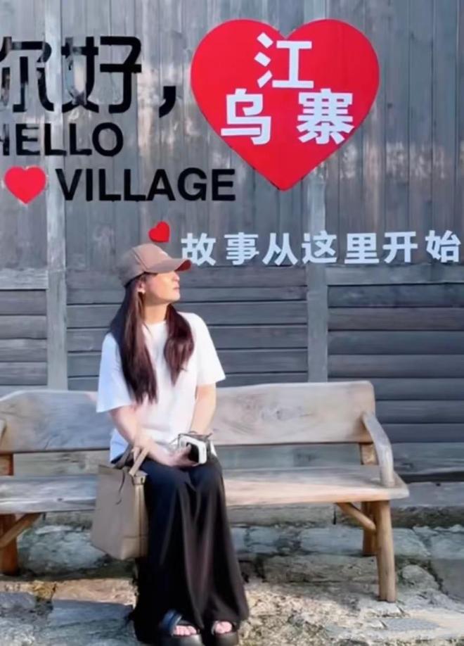 49岁蒋勤勤现身贵州，素颜穿白T恤像小姑娘，吃饭戴老花镜挺意外