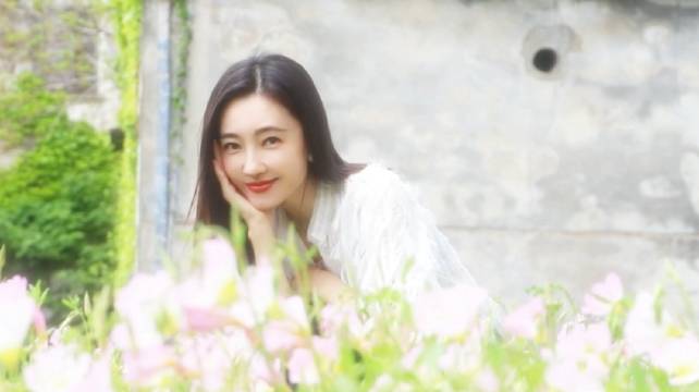流水不语，花开成诗，@王丽坤 的每一步都踏入江南的画框里，这就是春天的模样
