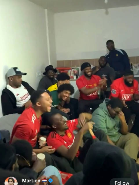 加纳乔带球被断，电视前看直播的曼联球迷，鼓掌笑疯了