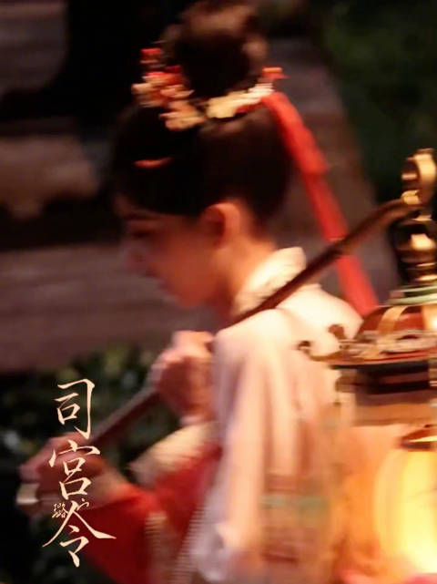别人是美人提灯，我们吴蒖蒖是萌物扛灯