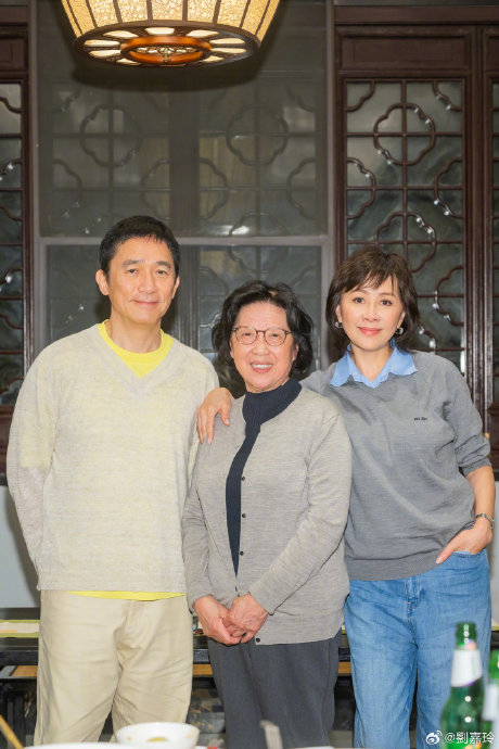梁朝伟刘嘉玲回苏州老家：社恐影帝的温情探亲与幕后守护