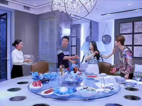 王一博自嘲聚餐变扶贫，与陈乔恩佟大为共餐心淌血