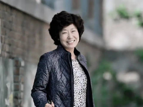 “因为自己淋过雨，所以总想为别人撑伞”