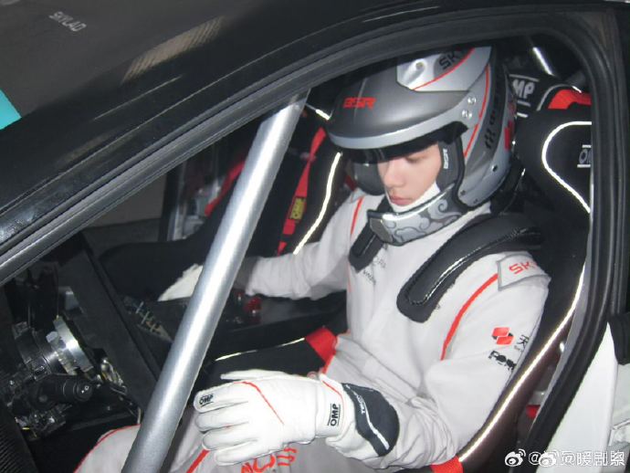 影视行业内其他演员或专业人士是如何评价胡先煦对AI的这番看法的？