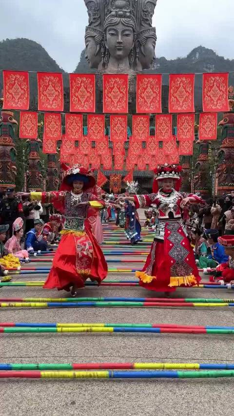 广西三月三，阿哥阿妹民族舞跳起来，机器人能否一战
