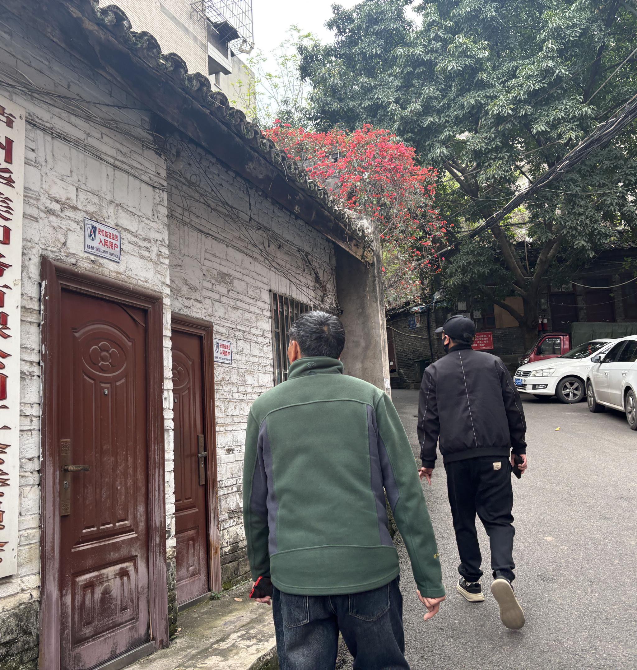 黃平（右）和爸爸到曾經租住的地方。新京報記者 左琳 攝