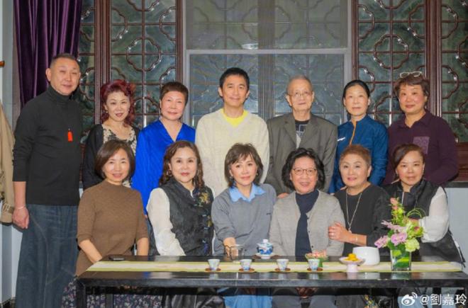 刘嘉玲回苏州拜访恩师，与同学叙旧状态年轻，梁朝伟也在和蔼可亲