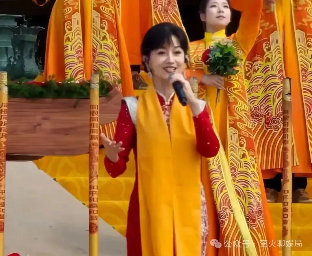 73岁赵雅芝新郑拜祖!一开口就是国泰民安,前一天机场险摔倒揪心