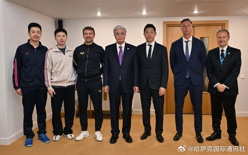 方博（左二）等乒乓名將與哈薩克史丹總統托卡耶夫（中）合照。