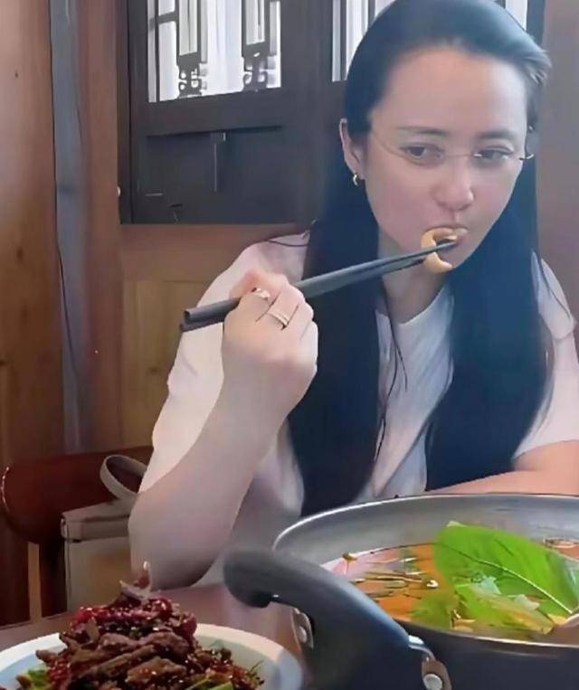 49岁蒋勤勤素颜火锅照走红:老花镜背后,是每个人都逃不过的“变老”时刻