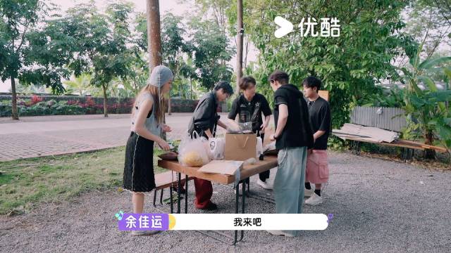 小鬼王琳凯刘雨昕等展示创意菠萝蜜开法