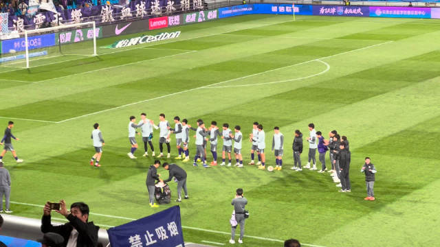 津门虎赛前替补球员与先发击掌仪式曝光