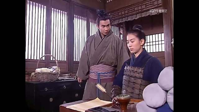 袁咏仪女扮男装真的很有说法，和赵文卓一起也很好嗑