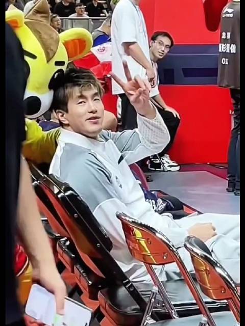 龙狮吉祥物和郭艾伦互动，艾伦对球迷比耶