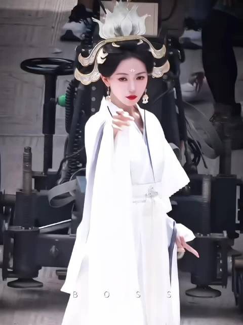《凤不栖》拍摄路透来啦，吴谨言气场强大，演技在线，你觉得她演的怎么样？