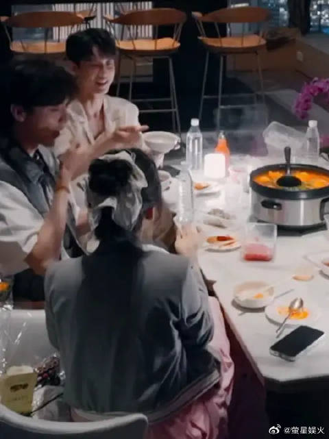 三人默契相视就开始拜把子，还有个一脸蒙的锤娜丽莎和帮忙“滴血”的井胧