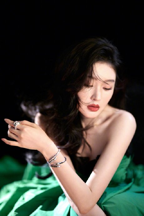 张天爱北影节那套绿色礼服是什么品牌？