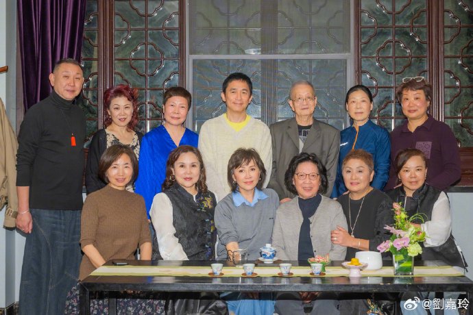 影帝社恐发作？刘嘉玲牵梁朝伟回苏州，37年互补婚姻获赞