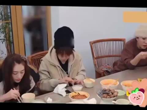 贺峻霖录节目突发低血糖，李小冉蔡明倪萍紧急施救