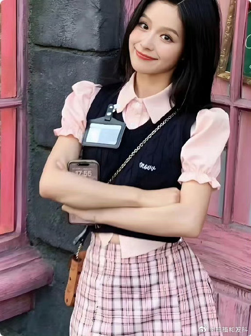 短剧演员余茵在出演于正执导的长剧《玉茗茶骨》时有何表现？