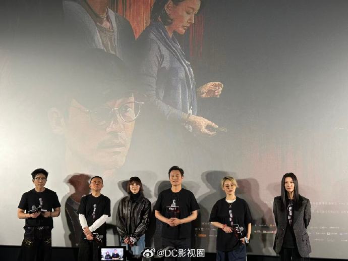 袁泉在《蜜蜂的针》首映礼上的状态如何，为何被赞惊艳？