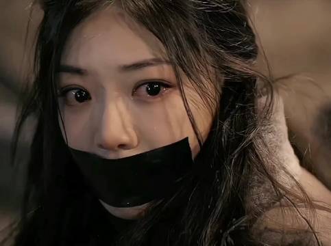 邓家佳出演《鸳鸯楼》导演新作，化身严厉母亲