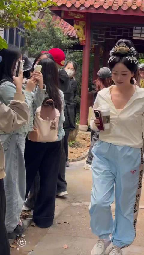 47岁小李琳复出拍戏，现身《司宫令》片场状态佳