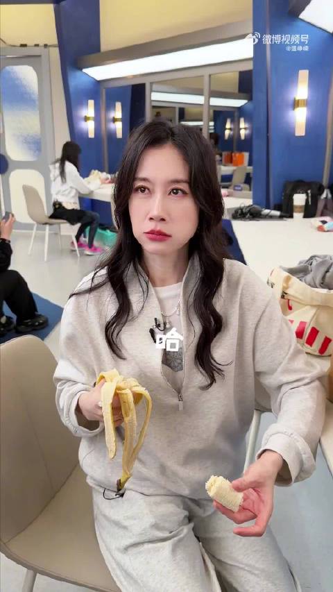 温峥嵘浪姐vlog曝光，背书包上学软萌反差感十足