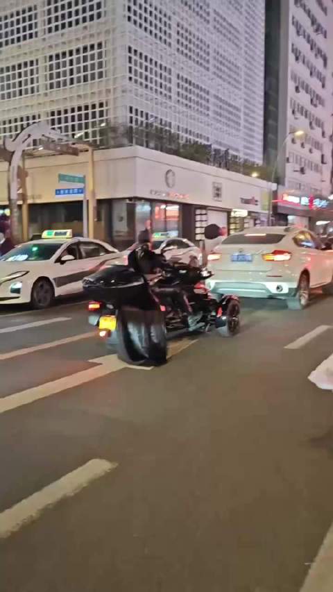 国外街头惊现蝙蝠侠造型