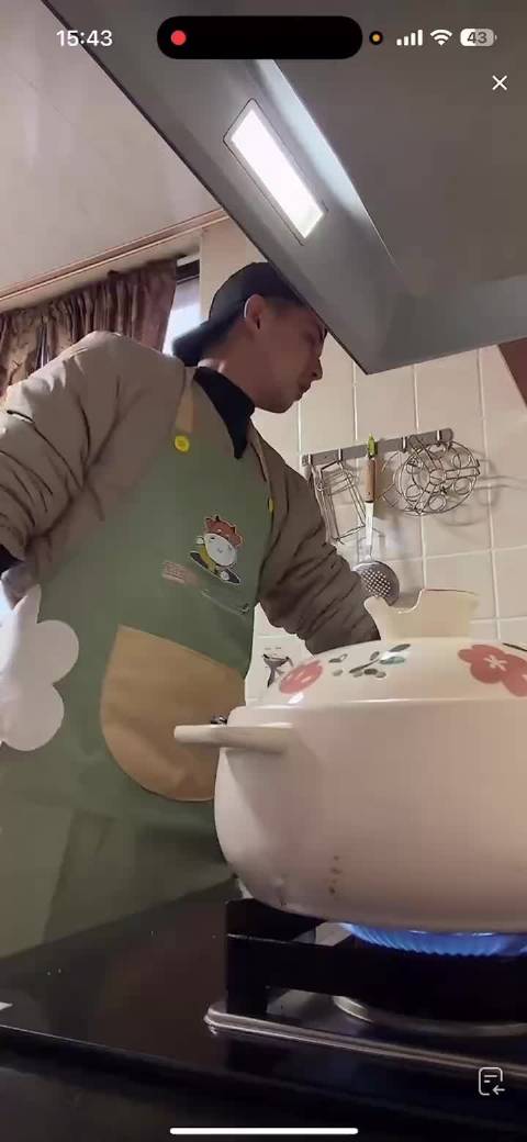 叶祖新直播做饭显厨艺，拍戏受伤引粉丝心疼