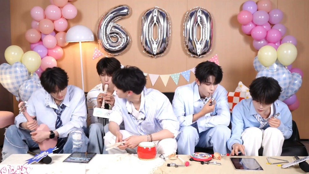 朱志鑫等五人登陆少年直播即兴演奏乐器