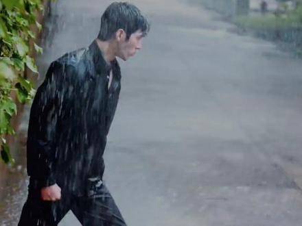 导演喊停：两位“活爹”，雨中打戏暂停！