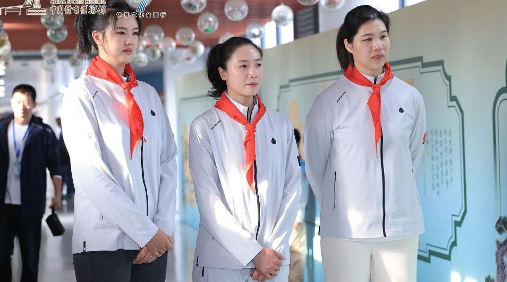 奥运女排冠军魏秋月携队友亮相南京全民健身跑