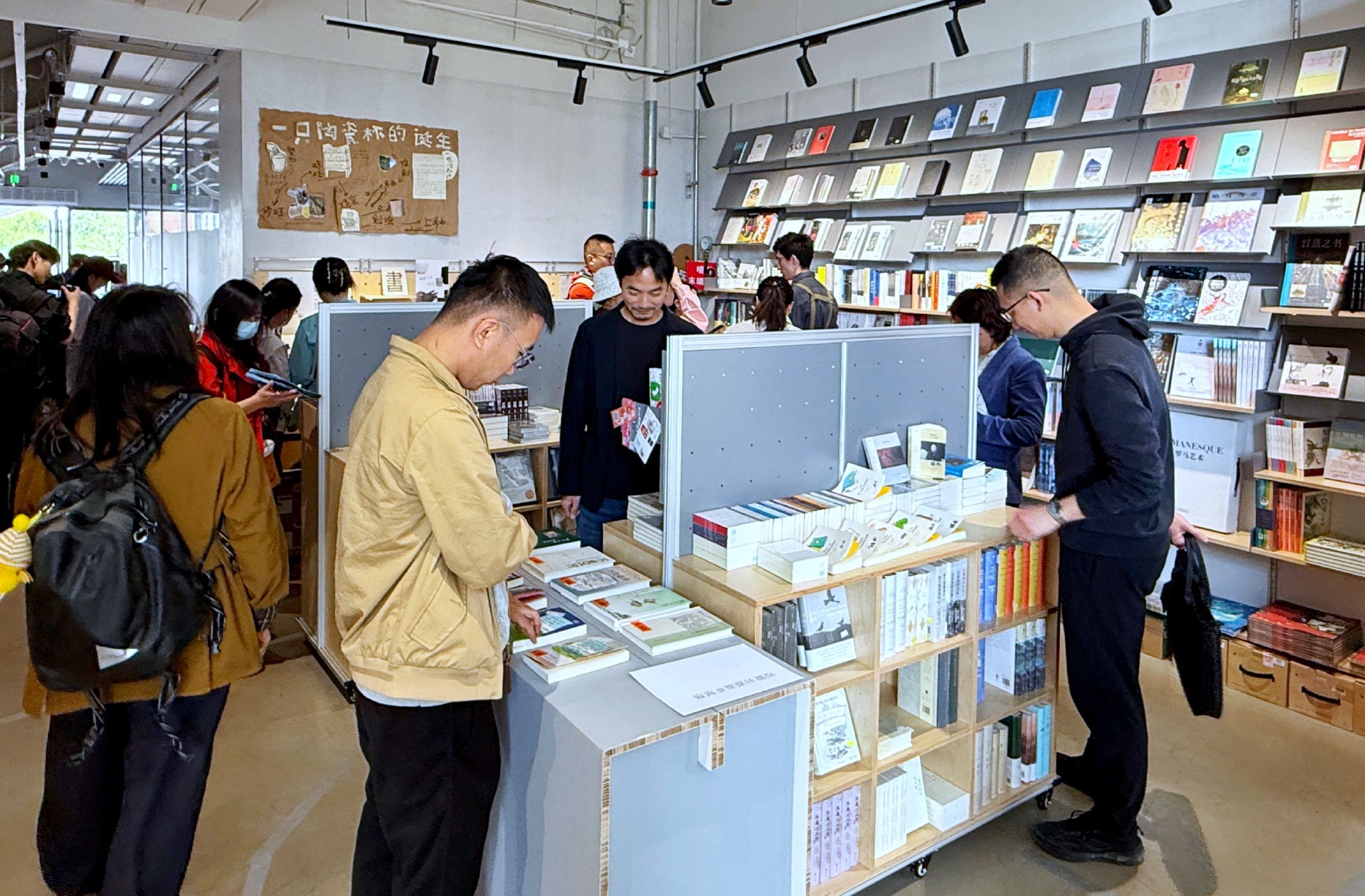 4月21日，市民在隆福寺做書書店挑選書籍。新京報記者 王貴彬 攝