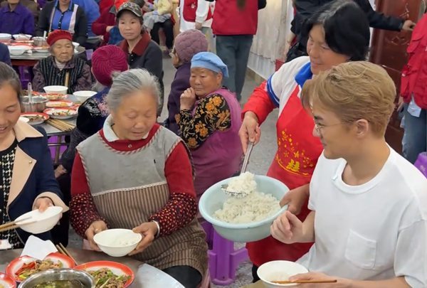 一台车十年茶油 长安启源把温暖送进乡村老人心