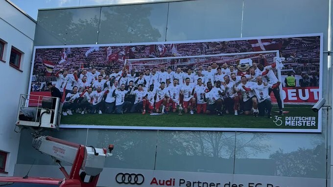 图片报：拜仁训练基地外墙的广告被替换成夺冠庆祝照片