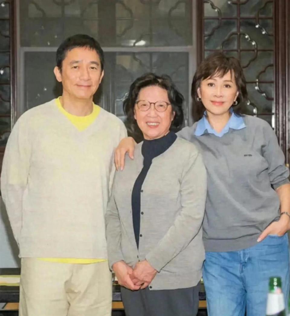 刘嘉玲回苏州拜访恩师,与同学叙旧状态年轻,梁朝伟也在和蔼可亲