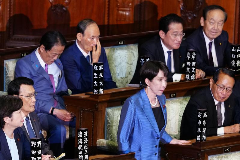 2025年10月21日，日本自民黨總裁高市早苗（前排右二）在東京參加臨時國會眾議院首相指名選舉。新華社記者賈浩成攝