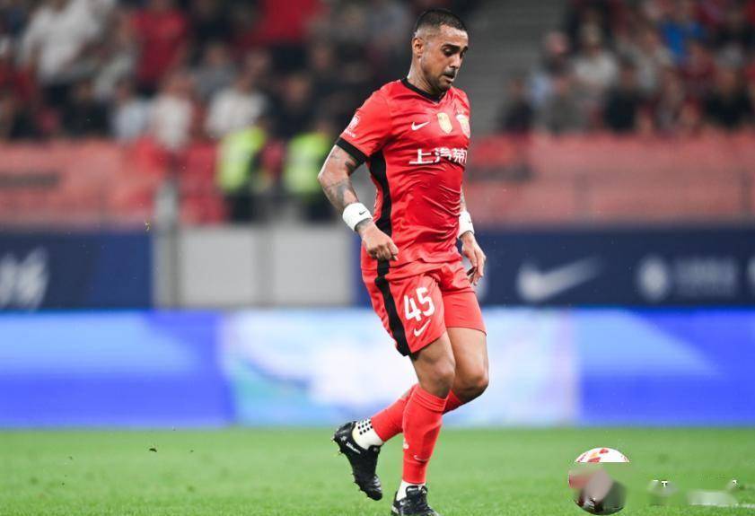 比赛今晚开打，上海海港主场对阵重庆铜梁龙，海港却又遭一个致命暴击