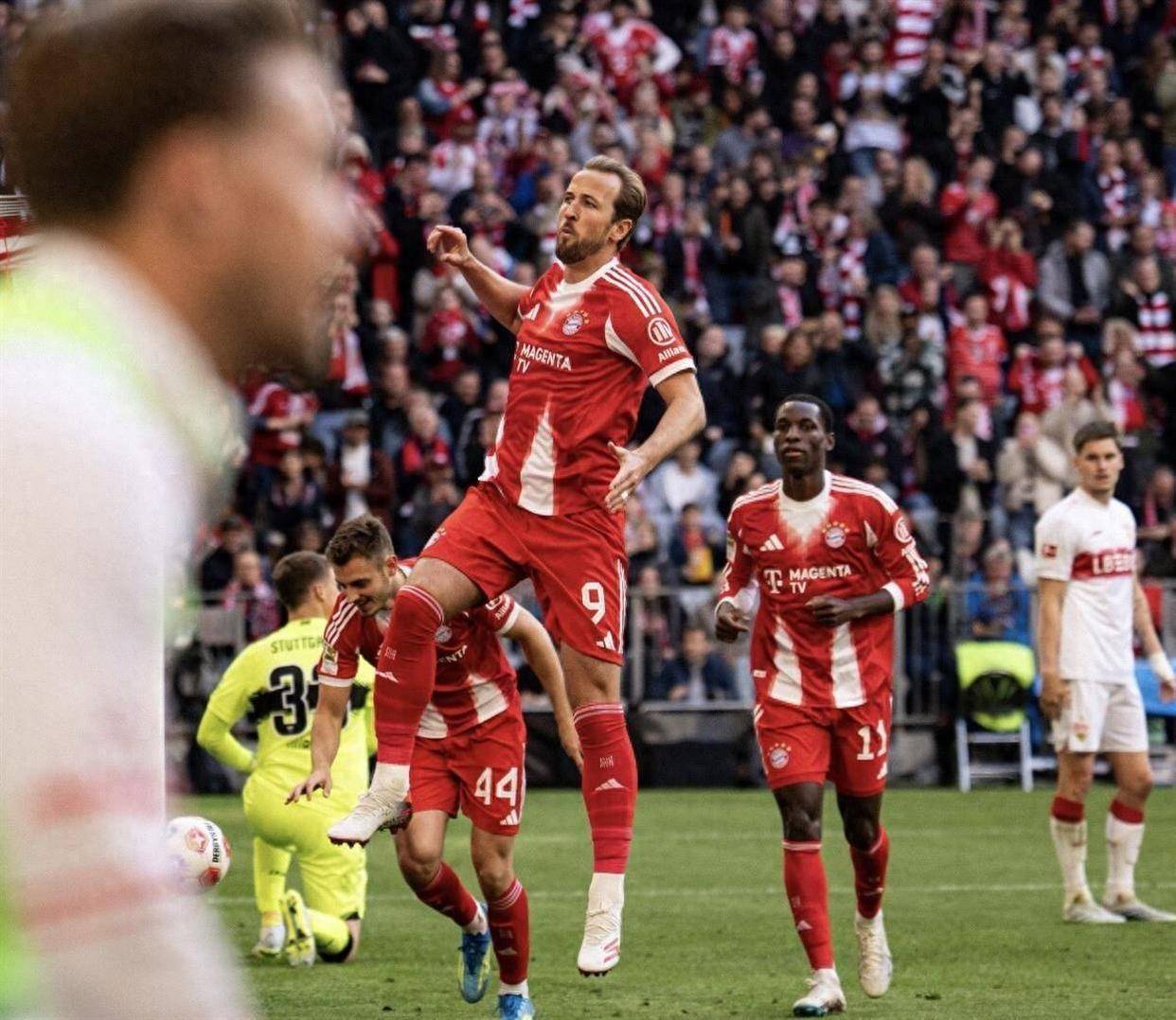 4-2!凯恩27战狂轰32球,迪亚斯13+13助攻双响,拜仁提前4轮卫冕